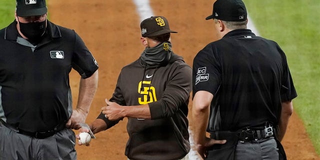 San Diego Padres manager Jayce Tingler, centro, argues with home plate umpire Lance Barrett, destra, during the sixth inning in Game 1 of a baseball NL Division Series against the Los Angeles Dodgers, martedì, Ott. 6, 2020, ad Arlington, Texas.