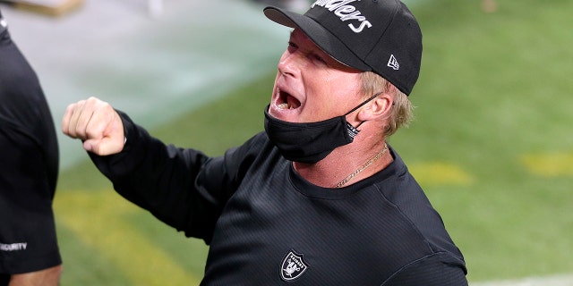 Las Vegas Raiders head coach Jon Gruden celebrates after defeating the New Orleans Saints in an NFL football game, 月曜, 9月. 21, 2020, ラスベガスで.