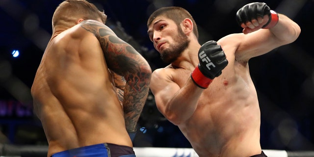In questo settembre. 7, 2019, file di foto, Russia's Khabib Nurmagomedov, destra, fights with Dustin Poirier, of Lafayette, Louisiana, during a lightweight title mixed martial arts bout at UFC 242 in Yas Mall in Abu Dhabi, Emirati Arabi Uniti.