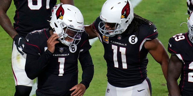 Arizona Cardinals quarterback Kyler Murray (1) celebrates his touchdown with wide receiver Larry Fitzgerald (11) during the second half of an NFL football game against the Seattle Seahawks, 일요일, 10 월. 25, 2020, in Glendale, Ariz. (AP Photo/Ross D. 프랭클린)