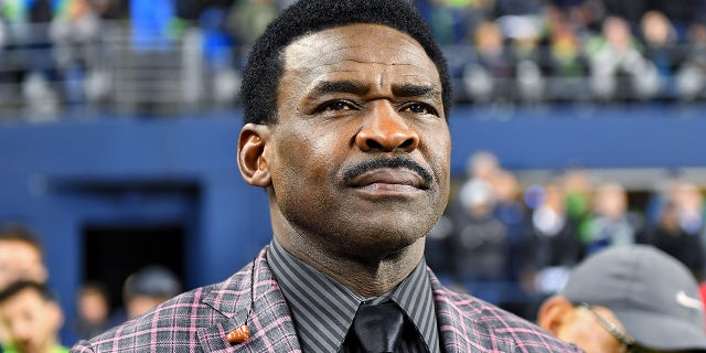 El receptor abierto de los Dallas Cowboys HOF, Michael Irvin, mira el partido contra los Seattle Seahawks y Los Angeles Rams en el CenturyLink Field el 3 de octubre de 2019 en Seattle, Washington.