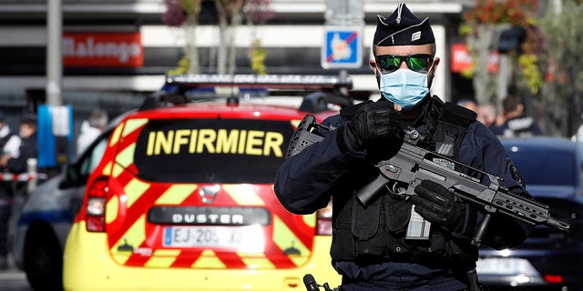 Un oficial de seguridad vigila el área después de informar sobre un ataque con cuchillo en la iglesia de Notre Dame en Niza, Francia, el 29 de octubre de 2020. REUTERS / Eric Gaillard - RC29SJ9HXMKS