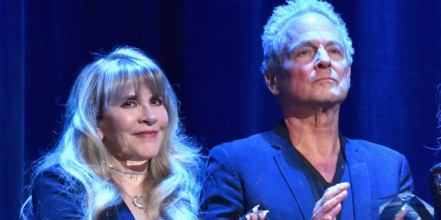 Stevie Nicks (links) and Lindsey Buckingham (reg). (Photo by Lester Cohen/Getty Images for NARAS)