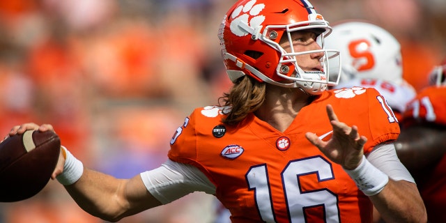 El mariscal de campo de Clemson, Trevor Lawrence (16), hace un pase durante un partido de fútbol americano universitario de la NCAA contra Syracuse en Clemson, SC, el sábado 24 de octubre de 2020. 