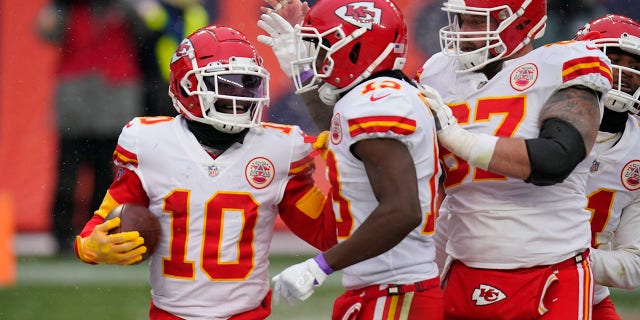 Kansas City Chiefs wide receiver Tyreek Hill (10) reacts with teammates after scoring a touchdown during the second half of an NFL football game against the Denver Broncos, 일요일, 10 월. 25, 2020, 덴버. (AP 사진 / David Zalubowski)