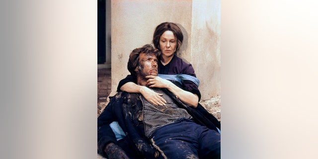 Gli attori americani Clint Eastwood e Geraldine Page sul set di 'The Beguiled,'diretto da Don Siegel.