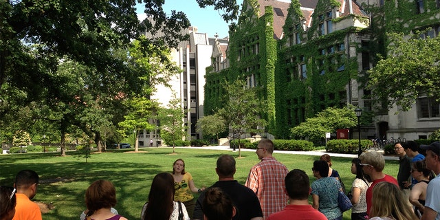 طلاب كلية المستقبل يتجولون في حرم جامعة شيكاغو في 24 يونيو 2013.