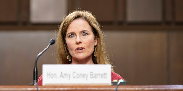 Amy Coney Barrett, alors candidate à la Cour suprême, prend la parole lors d'une audience de confirmation devant la commission judiciaire du Sénat, le mardi 13 octobre 2020, à Capitol Hill à Washington.  (AP Photo/Susan Walsh, Piscine)