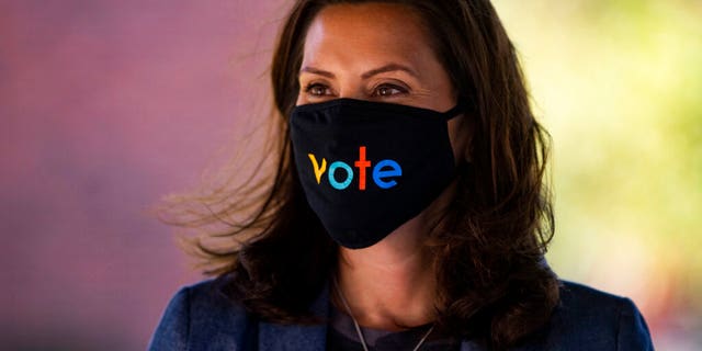 La gouverneure du Michigan, Gretchen Whitmer, porte un masque avec le mot "voter" affiché sur le devant lors d'une table ronde sur les soins de santé, mercredi 7 octobre 2020, à Kalamazoo, Michigan (Nicole Hester / Ann Arbor News via AP)