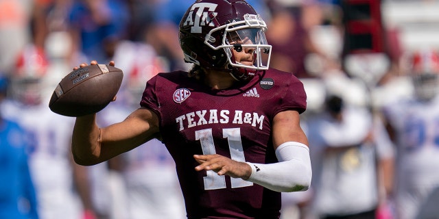 Texas A&M quarterback Kellen Mond (11) passes down field against Florida during the second half of an NCAA college football game, Sabato, Ott. 10, 2020. in College Station, Texas. (AP Photo/Sam Craft)