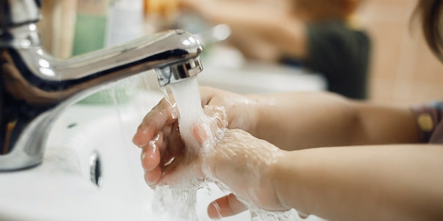 Goede hygiëne is belangrijk om je te beschermen tegen apenpokken - handen wassen, gezonde afstanden bewaren en linnengoed wassen van geïnfecteerde mensen worden ook geadviseerd.