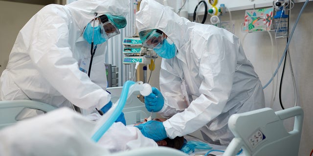 Hospital COVID Healthcare workers during an intubation procedure to a COVID patient