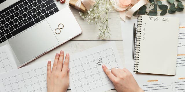 An anonymous Reddit user's sister has suggested that their sibling get married in 2022, so she has a moment to shine. (iStock)