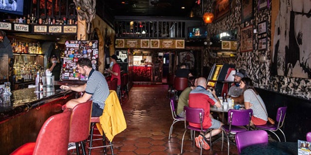People sit at the bar of a restaurant in Austin, Texas, June 26, 2020. (Photo Sergio FLORES / AFP)