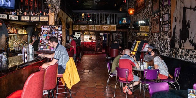 Des gens s'assoient au bar d'un restaurant à Austin, Texas, le 26 juin 2020 (Photo de Sergio FLORES / AFP)