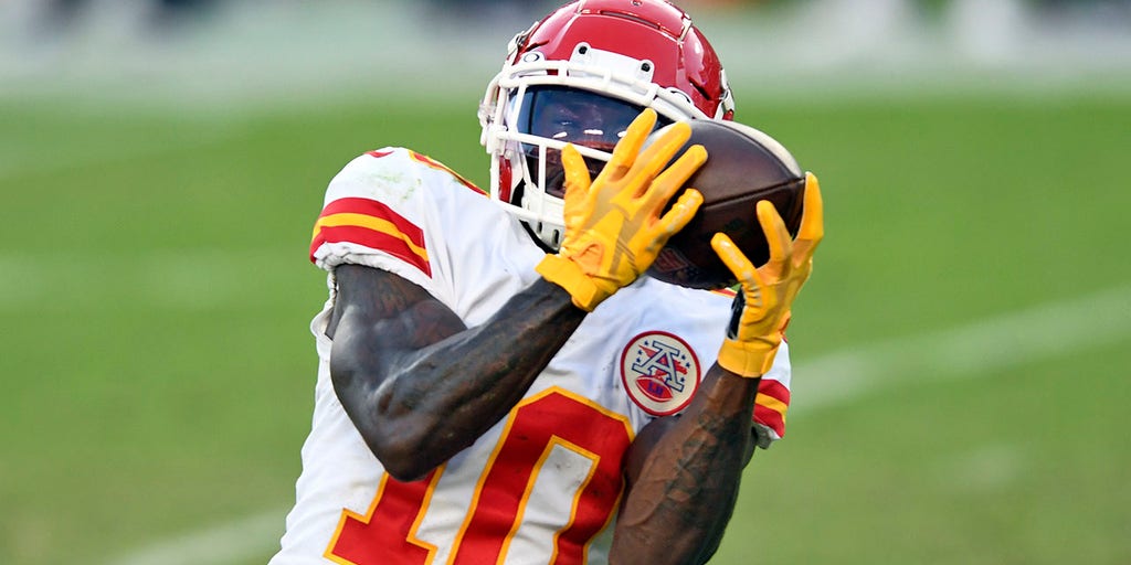 State NFL roundup: Tyreek Hill warms up in Chiefs' win 