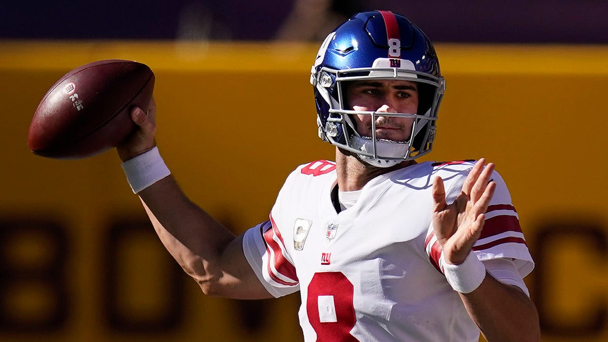 New York Giants quarterback Daniel Jones (8) passing the ball in first half of an NFL football game between against the Washington Football Team, Sunday, Nov. 8, 2020, in Landover, Md. (AP Photo/Patrick Semansky)