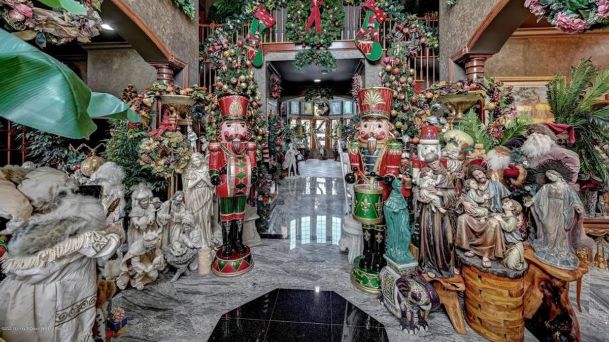 A mansion in Colts Neck, New Jersey, is filled with Christmas decor. (Courtesy of Robert DeFalco Realty/Guy Argenzio of Realty Photo Media)