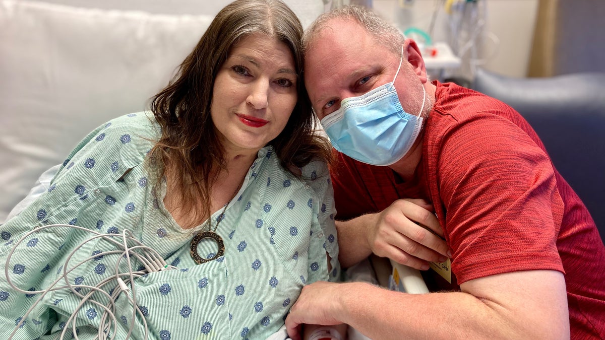 Patient Kari Wegg and her husband Rodney Wegg pictured in Northwestern Memorial Hospital in Chicago after a double lung transplant. (Photo courtesy of Northwestern Memorial Hospital)