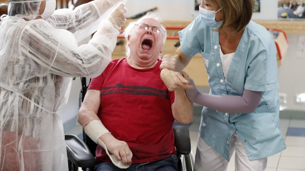 <br>
A resident of a nursing home is being tested with a PCR test in Ammerschwihr, eastern France, Monday, Nov.9, 2020. The antigen tests can give results in 15-30 minutes, and if they turn out positive, the patient is sent for a PCR test to confirm the result. (AP Photo/Jean-Francois Badias)