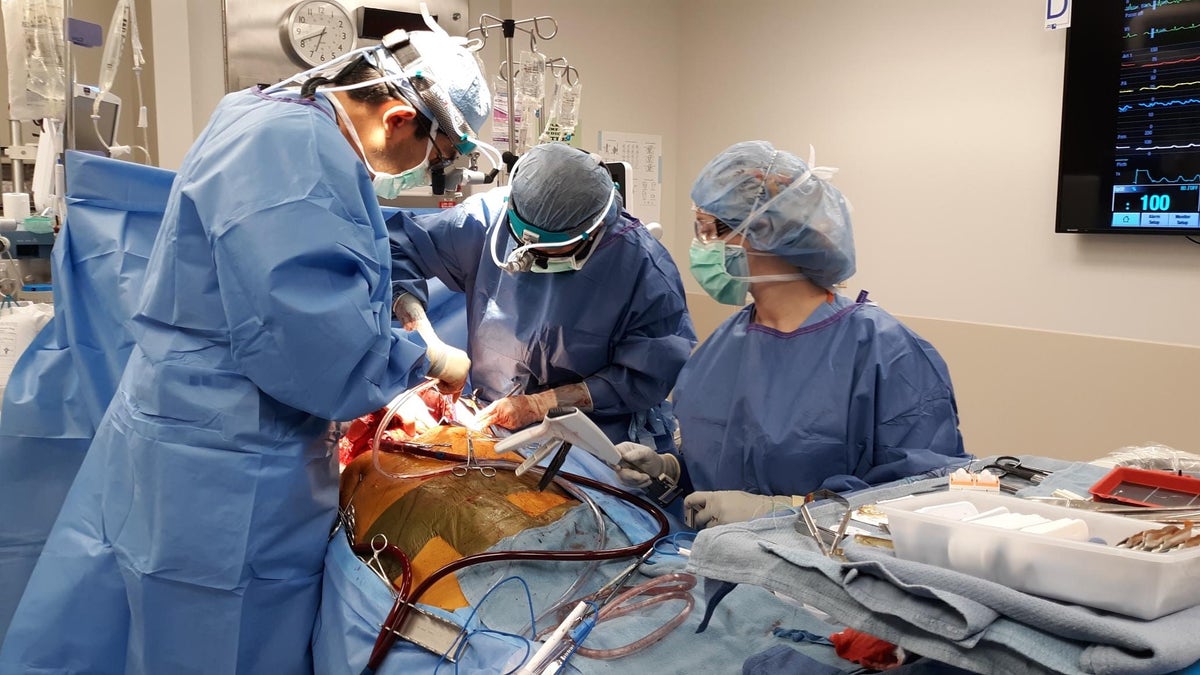 Doctors performing Sanchez's double lung transplant. (Dignity Health AZ)