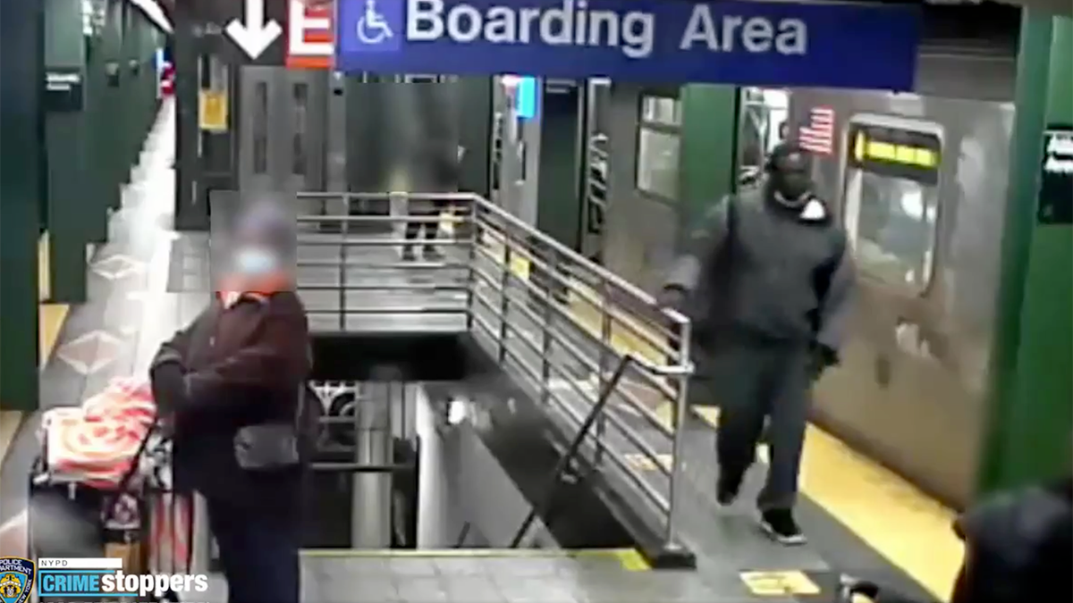 .A photo shows the suspect wearing dark-colored clothing inside the Atlantic Avenue-Barclays Center subway station (NYPD)