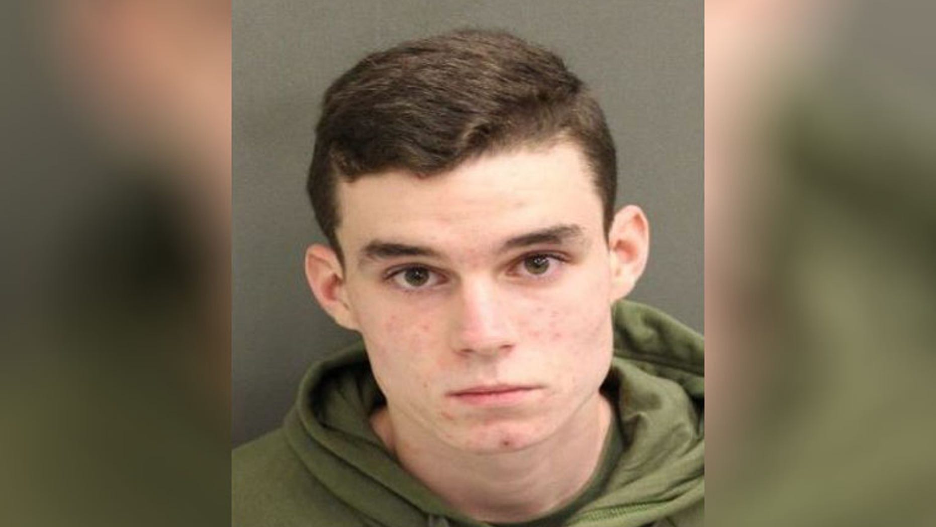 Smith diduga mengklaim bahwa dia baru-baru ini dipekerjakan sebagai agen khusus oleh divisi Atlanta, Georgia, dari Drug Enforcement Administration.
