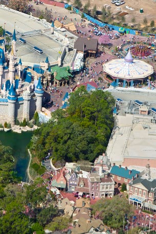 'EXCITED' Disney guest tackles guard