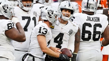 Carr, Raiders overcome windy, wintry weather to down Browns