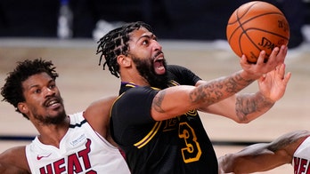 Anthony Davis playing wait-and-see strategy before re-signing with Lakers: report