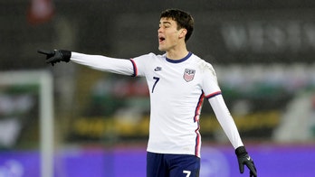 Reyna follows dad, mom, among 6 debuts as US ties Wales 0-0