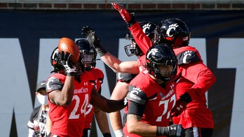 No. 6 Cincinnati focuses on Houston amid playoff buzz