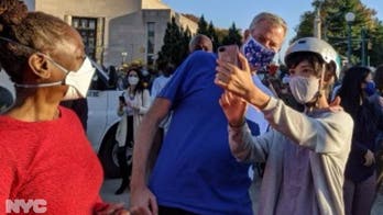 De Blasio breaks social distancing, poses for Biden win selfies as thousands gather shoulder-to-shoulder