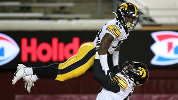 Iowa drubs Minnesota 35-7 for 6th straight win for the pig