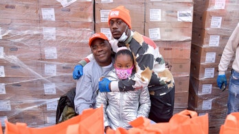 Tracy Morgan hands out more than 1,200 turkeys in New York for Thanksgiving