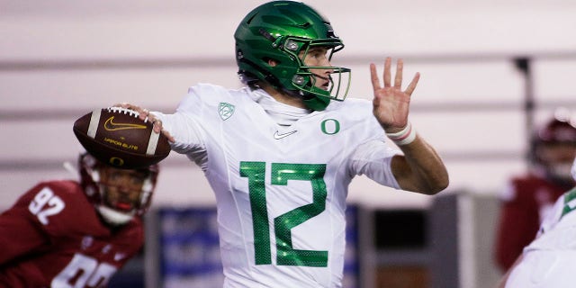 Oregon quarterback Tyler Shough (12) prepares to throw a pass during the first half of the team's NCAA college football game against Washington State in Pullman, Wash., Saterdag, Nov.. 14, 2020. (AP Photo/Young Kwak)