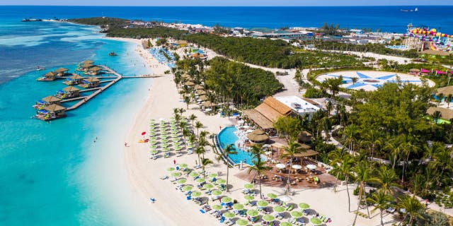 Los primeros cruceros de Royal Caribbean el próximo año pueden ser viajes cortos a CocoCay, su isla privada en las Bahamas, según el informe. (Royal Caribbean International)