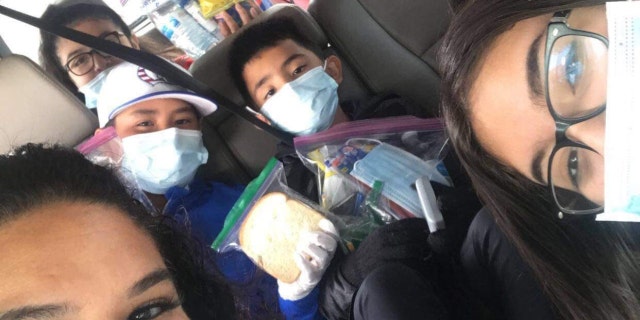 Dylan Virtudazo's "blessing bags" (신용: Nancy Virtudazo)
