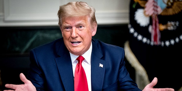 President Trump praat tydens 'n videokonferensie met militêre lede in die Diplomatieke Kamer van die Withuis in Washington, DC, op Donderdag 26 November 2020. <br /> (Erin Schaff / The New York Times / Bloomberg via Getty Images)”/></source></source></picture></div>
<div class=