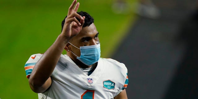 Miami Dolphins quarterback Tua Tagovailoa (1) gesture as he leaves the field at the end of an NFL football game against the Los Angeles Chargers, 일요일, 11 월. 15, 2020, in Miami Gardens, Fla. The Dolphins defeated the Chargers 29-21. (AP Photo/Lynne Sladky)