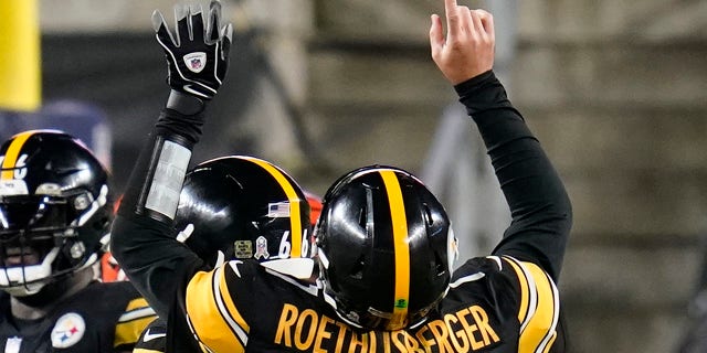 Pittsburgh Steelers quarterback Ben Roethlisberger (7) celebrates a touchdown pass to wide receiver Chase Claypool during the second half of an NFL football game against the Cincinnati Bengals, 일요일, 11 월. 15, 2020, in Pittsburgh. (AP Photo/Keith Srakocic)