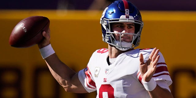 New York Giants quarterback Daniel Jones (8) passing the ball in first half of an NFL football game between against the Washington Football Team, Sunday, Nov. 8, 2020, in Landover, Md. (AP Photo/Patrick Semansky)