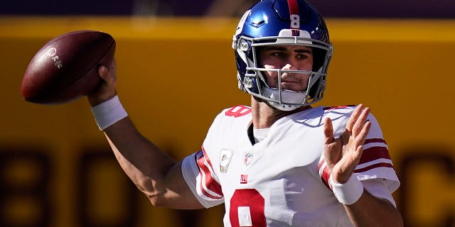 New York Giants quarterback Daniel Jones (8) passing the ball in first half of an NFL football game between against the Washington Football Team, 日曜日, 11月. 8, 2020, ランドオーバーで, Md.
