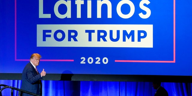 DOSSIER - Trump salue la foule en liesse après une table ronde des Latinos pour Trump Coalition à Phoenix, dans cette photo d'archive du 14 septembre 2020.  (Photo AP / Ross D. Franklin, dossier)