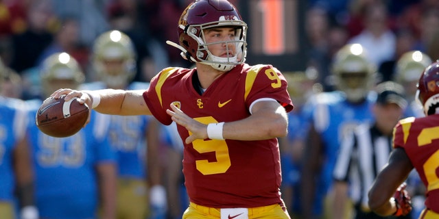 In questo nov. 23, 2019, file di foto, Southern California quarterback Kedon Slovis throws against UCLA during the first half of an NCAA college football game in Los Angeles. (AP Photo/Marcio Jose Sanchez, File)