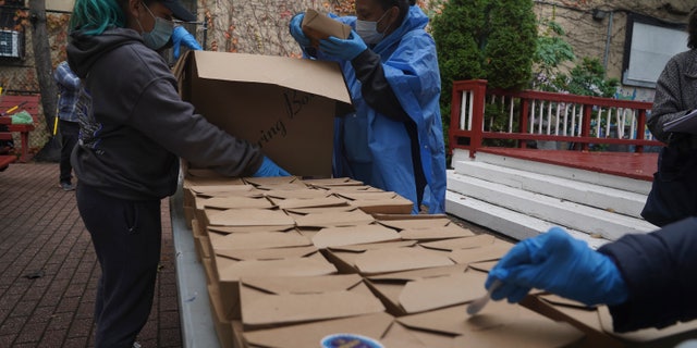 Volunteers unload boxed meals prepared at La Morada, di mercoledì, Ott. 28, 2020, in New York. (AP Photo/Bebeto Matthews)