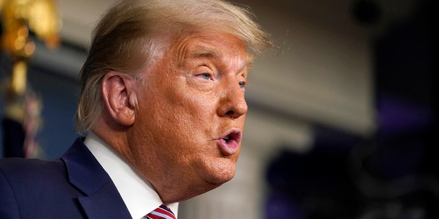 President Donald Trump speaks at the White House, 星期四, 十一月. 5, 2020, 在华盛顿. (美联社)