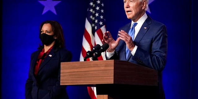 Democratic vice presidential candidate Sen. 卡马拉·哈里斯, D-Calif。, listens as Democratic presidential candidate former Vice President Joe Biden speaks Friday, 十一月. 6, 2020, 在威尔明顿, 的. (美联社)