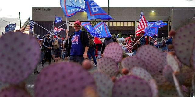 Pro Trump supporters rally outside the Maricopa County Recorder's Office, Saterdag, Nov.. 7, 2020, in Phoenix. President-elect Joe Biden defeated President Donald Trump on Saturday to become the 46th president of the United States. (AP Photo/Matt York)