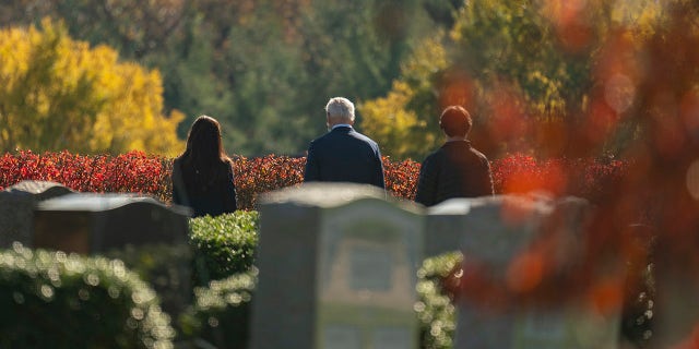 조 바이든 당선자, 센터, visits the cemetery where his son Beau, his wife Neilia, and daughter Naomi are buried at St. Joseph on the Brandywine Catholic Church, 일요일, 11 월. 8, 2020, 윌 밍턴, 의. (AP Photo/Carolyn Kaster)